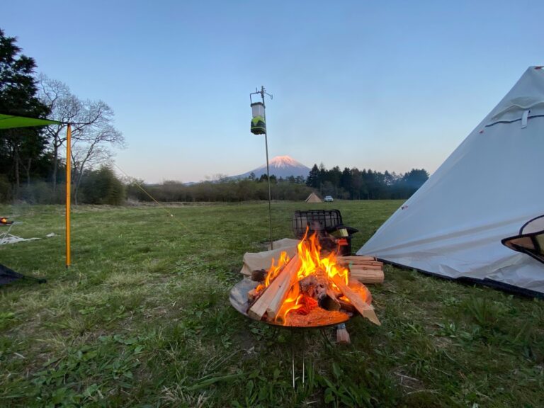 焚き火台 コールマン ファイヤーディスク使用レビュー シンプルに焚き火を楽しむならコレ 使い勝手の良い五徳も紹介 株式会社 8a Garage ヤエイガレージ