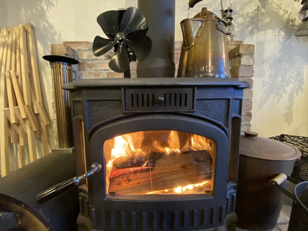 ストーブファンはキャンプで使えるのか 22 おすすめストーブファンランキング10選 ストーブファンの原理も解説 トヨトミストーブにも最適 株式会社 8a Garage ヤエイガレージ